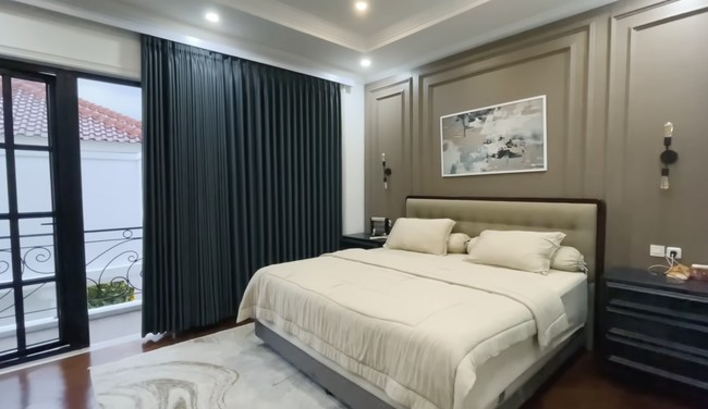 Kamar utama terasa mewah dengan kehadiran panel kayu pada bagian dinding. (Foto: YouTube/Fuji an)
