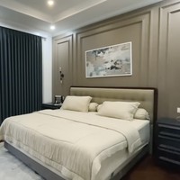 Kamar utama terasa mewah dengan kehadiran panel kayu pada bagian dinding. (Foto: YouTube/Fuji an)