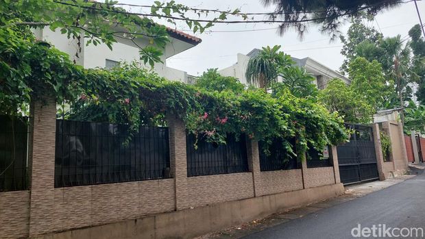 Rumah Orang Tua Tiko Aryawardhana