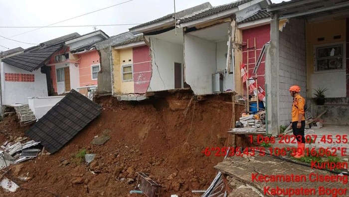 Rumah warga Ciseeng Bogor rusak diterjang tanah longsor