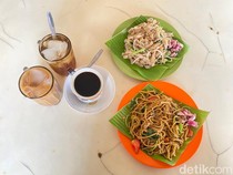 Sarapan Kwetiau Goreng dengan Kopi di Kopitiam khas Medan