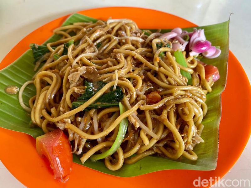 Sarapan Kwetiau Goreng dengan Kopi di Kopitiam khas Medan