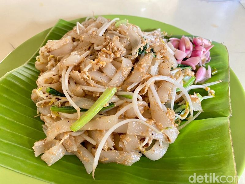 Sarapan Kwetiau Goreng dengan Kopi di Kopitiam khas Medan