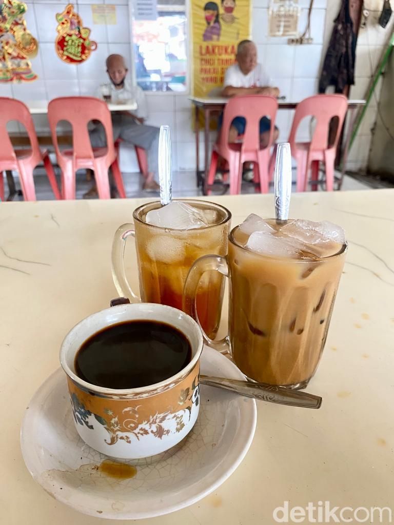 Sarapan Kwetiau Goreng dengan Kopi di Kopitiam khas Medan