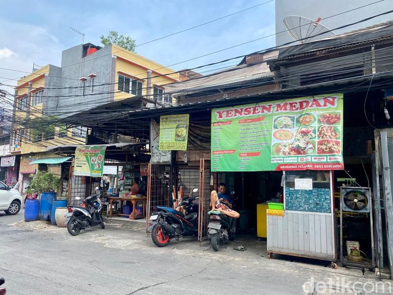 Sarapan Kwetiau Goreng dengan Kopi di Kopitiam khas Medan