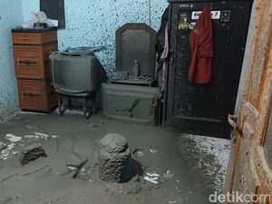 Penampakan Semburan Lumpur Berbau Menyengat di Rumah Warga di Demak