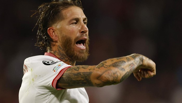 Soccer Football - Champions League - Group B - Sevilla v PSV Eindhoven - Estadio Ramon Sanchez Pizjuan, Seville, Spain - November 29, 2023 Sevillas Sergio Ramos celebrates scoring their first goal REUTERS/Marcelo Del Pozo