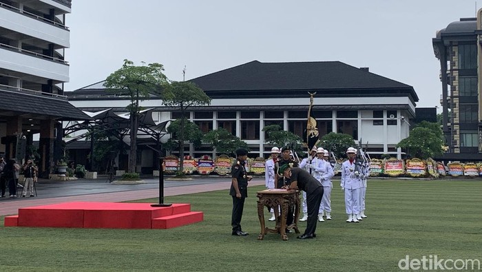 Sertijab KSAD dari Jenderal Agus Subiyanto ke Jenderal Maruli Simanjuntak