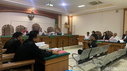 sidang lanjutan kasus korupsi SPI Unud dengan saksi Ketua BEM Unud I Putu Bagus Padmanegara di pengadilan tindak pidana korupsi (tipikor) Denpasar, Jumat (1/12/2023). (Rizki Setyo Samudero)
