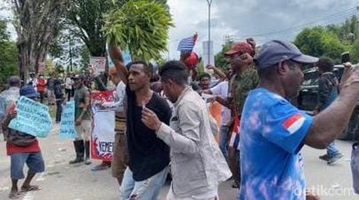 Unjuk rasa massa yang memperingati 62 tahun deklarasi kemerdekaan west Papua.