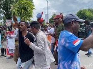 Aksi 1 Desember di Sorong Ricuh, Massa Lempar Botol-Batu ke Polisi