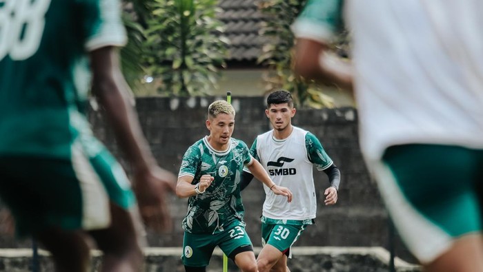 Suasana latihan PSS Sleman jelang menghadapi PSIS Semarang di Lapangan Pakembinangun, Rabu (29/11/2023).