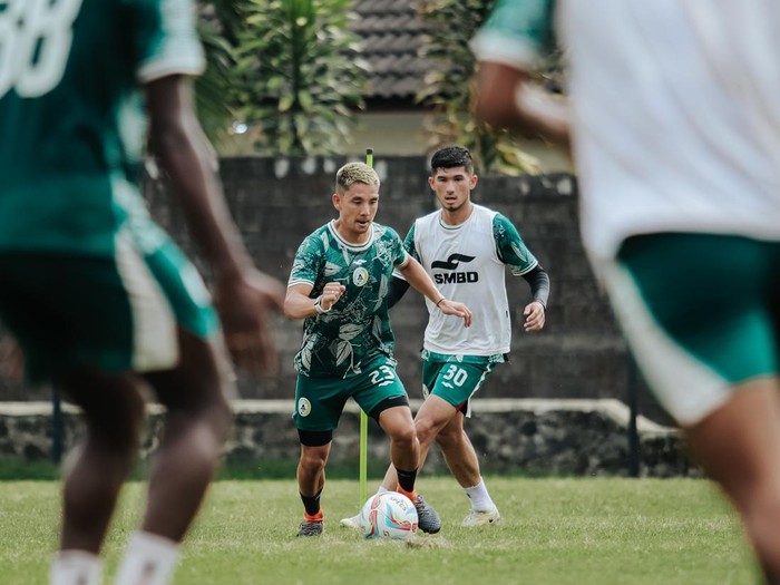 Suasana latihan PSS Sleman jelang menghadapi PSIS Semarang di Lapangan Pakembinangun, Rabu (29/11/2023).