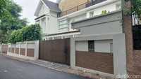 Rumah mewah tiga lantai yang terletak di kawasan Jakarta Selatan ini memiliki luas sekitar 800—900 meter persegi.Foto: Almadinah Putri Brilian