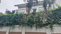 Rumah ini dulunya merupakan rumah BCL bersama mantan suaminya, Alm. Ashraf Sinclair. Maka tak heran, banyak kenangan dan barang-barang mirip Alm. Ashraf yang masih tersimpan di rumah ini. Foto: Almadinah Putri Brilian