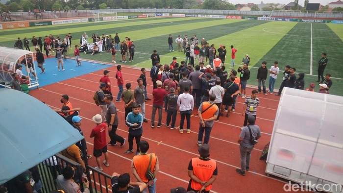 Suasana suporter saat turun ke lapangan usai Persipa kalah melawan Gresik United di Stadion Joyokusumo, Pati, Jumat (1/12/2023).