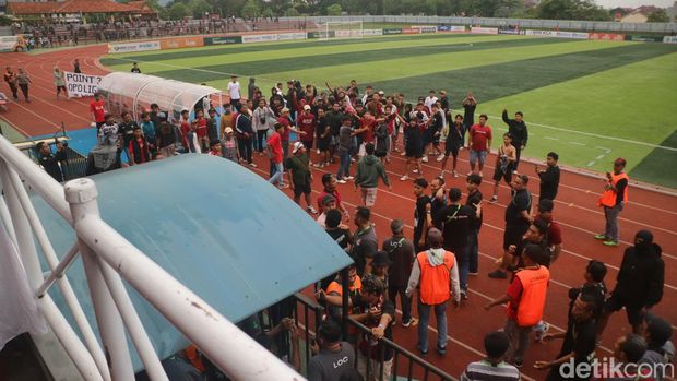 Suasana suporter saat turun ke lapangan usai Persipa kalah melawan Gresik United di Stadion Joyokusumo, Pati, Jumat (1/12/2023).