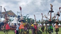 Tari Kepala Panjang merupakan salah satu tarian sakral yang ada di Papua. Tarian ini milik Suku Draa, dari Distrik Yaffi di Kabupaten Keroom, Papua. Karena sakralnya tarian ini, tak sembarangan waktu bisa ditampilkan.