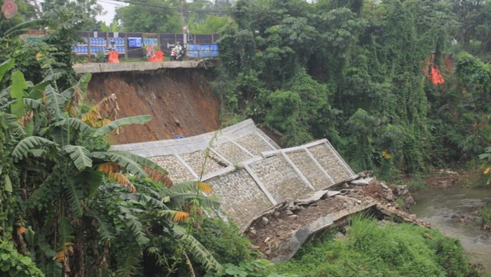 Tembok antilongsor di Cilebut, Bogor, longsor (Sholihin-detikcom)