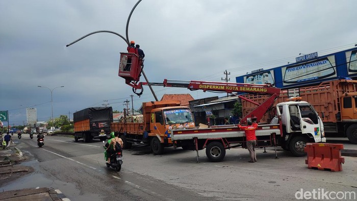 Tiang lampu ambruk di Jalan Kaligawe Semarang menimpa truk, Jumat (1/12/2023).