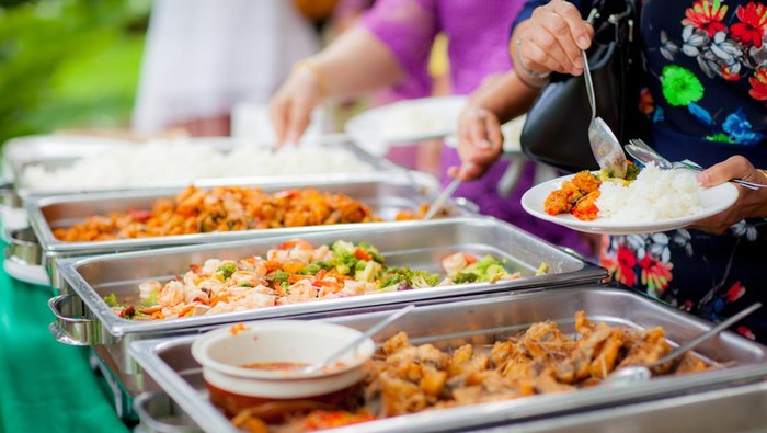 Tips makan sehat saat menghadiri pesta pernikahan