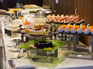 Jangan Kalap! Ini 4 Tips Makan Sehat di Pesta Kawinan