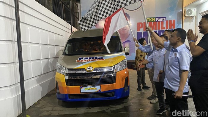 TKN Pemilih Muda Fanta HQ Prabowo-Gibran meluncurkan mobil roadshow (Devi Puspitasari/detikcom)