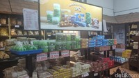 Toko Nyonya Pang ini sangat mudah ditemui di Muntilan karena lokasinya yang strategis dekat dengan jalan raya. Tepatnya berlokasi di Jalan Pemuda No.71, Growong, Pucungrejo, Kecamatan Muntilan, Kabupaten Magelang, Jawa Tengah. Namun sebaiknya pengunjung datang menggunakan motor atau kendaraan umum saja karena tokonya berada di deretan pertokoan lain yang menjadikan area parkirnya terbatas.(Lintia Elsi)