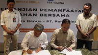 Direktur Keuangan PT Trimata Benua Arya Setyaki dan Field Manager Ramba Pertamina EP Hanif Setiawan melakukan penandatangan MoU pemanfaatan lahan di Banyuasin, Sumatera Selatan.
