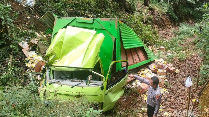 Truk Muat Obat Nyamuk Tergelincir Jurang 20 Meter Jalur Sarangan