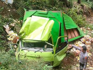 Truk Muat Obat Nyamuk Tergelincir Jurang di Jalur Sarangan