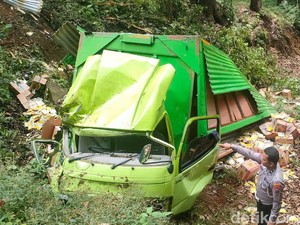 Truk Muat Obat Nyamuk Tergelincir Jurang di Jalur Sarangan
