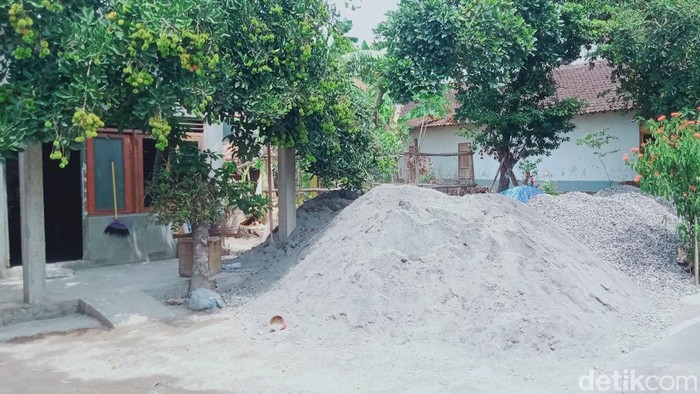 Tumpukan material di Desa Mayungan, Kecamatan Ngawen, Klaten, Jumat (1/12/2023).