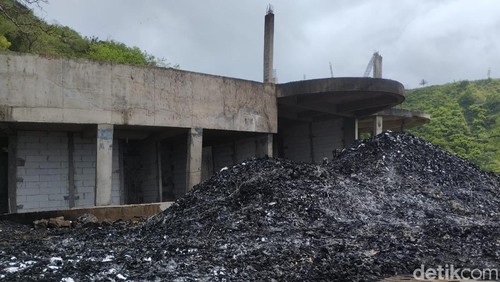 Vila di Lombok Tengah terbakar diduga disampar petir.