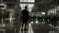 Bandara ini tampak megah dan indah. Jaringan internet di kawasan bandara ini juga sudah 4G dan kencang. Sayangnya bandara ini hanya melayani maskapai wings air dan susi air. Masyarakat berharap agar maskapai lain bisa masuk ke bandara ini. Wings Air melayani penerbangan Waingapu Denpasar PP dan Waingapu Kupang PP serta Susi Air Waingapu ke Ruteng dan Sabu.