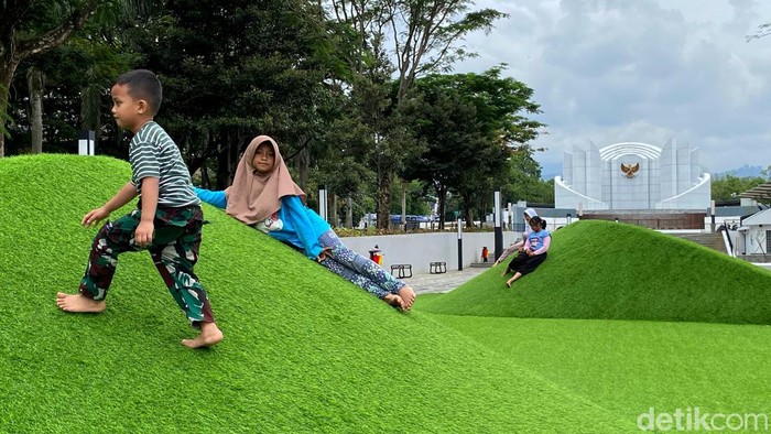 Wajah baru Taman Monumen Perjuangan Rakyat Jabar di Kota Bandung. Wajah baru Taman Monumen Perjuangan Rakyat Jabar di Kota Bandung.