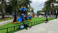 Ada juga rumput sintetis berbentuk gundukan seperti gunung yang dapat diduduki atau bermain seluncuran. (Foto: Wisma Putra/detikJabar)