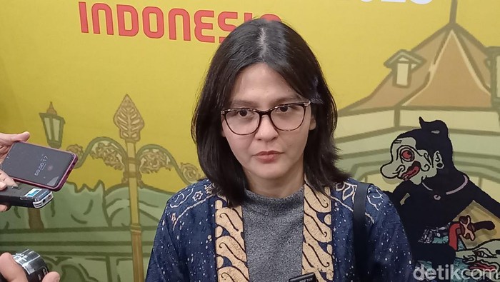 Wakil Ketua Umum PSSI sekaligus Wakil Ketua LOC Pildun U-17 2023, Ratu Tisha Destria, saat konferensi pers di Hotel Solia Zigna Solo, Jumat (1/12/2023).