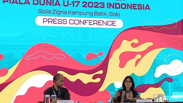 Wakil Ketua Umum PSSI sekaligus Wakil Ketua LOC Pildun U-17 2023, Ratu Tisha Destria, saat konferensi pers di Hotel Solia Zigna Solo, Jumat (1/12/2023).