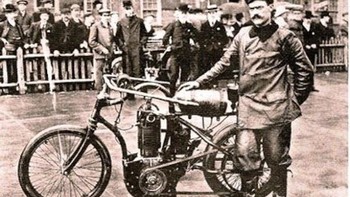 Lahir pada tahun 1879, William Nelson adalah seorang insinyur dan penemu Amerika yang bekerja untuk General Electric. Spesialis dalam bidang otomotif sepeda, Nelson mengalami cedera fatal saat menguji coba prototipe sepeda motor yang motornya ia temukan pada tahun 1903. Ia meninggal di usia 24 tahun akibat kecelakaan itu. Foto: 25List