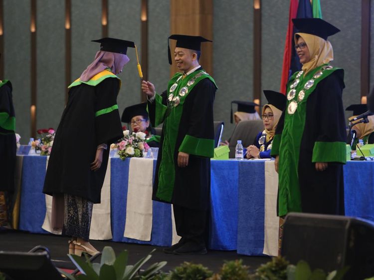 Wisuda 1.054 Lulusan, Rektor UMHT Harap Wisudawan Jadi Agen Perubahan