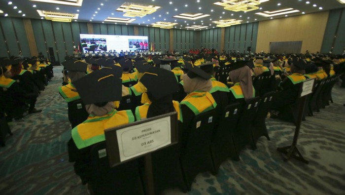Wisuda 1.054 Lulusan, Rektor UMHT Harap Wisudawan Jadi Agen Perubahan UMHT menggelar upacara wisuda tahun akademik 2022/2023 bagi 1.054 lulusan. Rektor harapkan wisudawan menjadi agen perubahan.