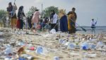 Aksi Bersih-bersih Sampah di Pulau Lae-lae