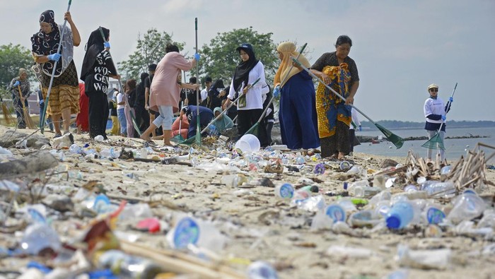 Sejumlah warga bersama anggota komunitas pegiat lingkungan ikut dalam aksi bersih-bersih pantai di Pulau Lae-lae, Makassar, Sulawesi Selatan, Sabtu (2/12/2023). Aksi bersih pantai yang melibatkan sejumlah komunitas, Duta Lingkungan Hidup Sulsel, dan mahasiswa tersebut dilaksanakan sebagai bentuk kepedulian terhadap lingkungan sekaligus mengantisipasi sampah yang ada di pantai terbawa arus ke laut. ANTARA FOTO/Hasrul Said/YU/nz