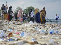 Aksi Bersih-bersih Sampah di Pulau Lae-lae