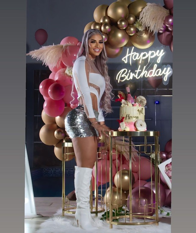 Dalam akun Instagram, polisi tersebut sering mengunggah gaya cantiknya ketika berseragam. Di saat yang sama, ia juga sering menampilkan gaya-gaya yang seksi. Tak heran jika wanita tersebut punya lebih dari 2 juta follower. Foto: Instagram