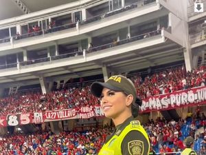 Bikin Salfok Suporter Bola, Wanita Ini Dijuluki Polisi Tercantik di Dunia