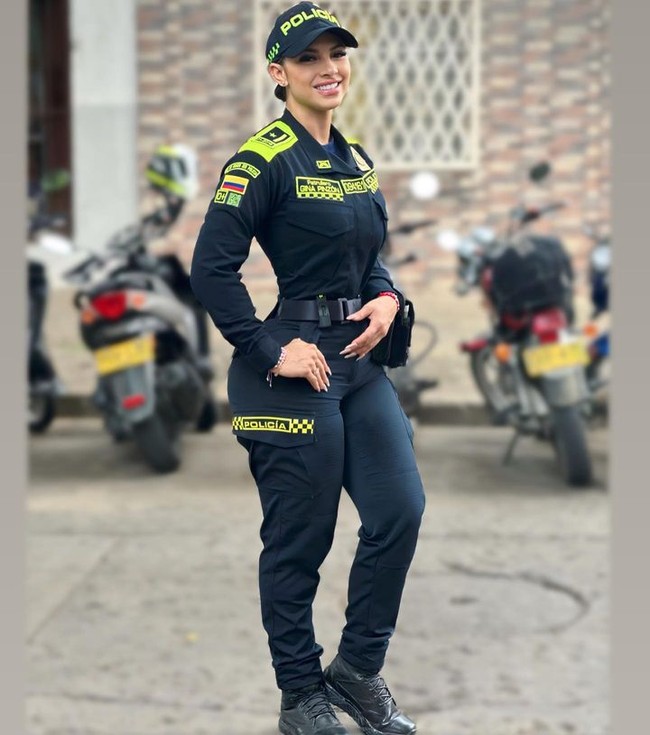 Setelah kedapatan menyaksikan pertandingan selagi bekerja, baru-baru ini ia kembali bikin heboh karena mengunggah foto topless untuk menunjukkan dukungan pada tim favorit. Foto: Instagram