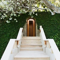 Amankila merupakan resort bintang 5 yang berlokasi di kawasan Manggis, Karangasem, Bali. Area di puncak tebing dan lokasi tepi pantai biasa digunakan untuk melangsungkan akad nikah maupun pemberkatan yang sakral. Foto: Dok. Amankila Bali