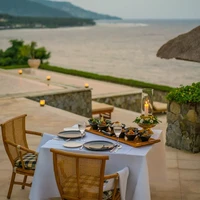 Alternatif lainnya yang bisa jadi tempat pernikahan adalah di dekat pinggir pantai berpasir hitam. Pemandangan di area ini pun tak kalah indah. Foto: Dok. Amankila Bali